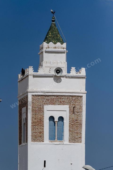 Zaghouan est une ville agricole d'origine romaine (Ziqua) construite au pied du Jebel Zaghouan (1295 m) et riche en fontaines d'eau de source. C'est une charmante petite médina agrippée aux flancs du relief boisé. L’architecture sacrée y reflète de profondes influences andalouses puisqu’une communauté de réfugiés andalous s’y installa au XVII° siècle. 